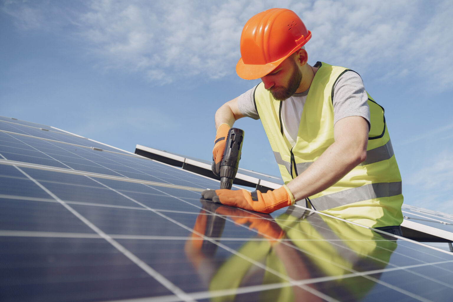 Montaje profesional de estructura y paneles solares sobre cubierta en Málaga capital.