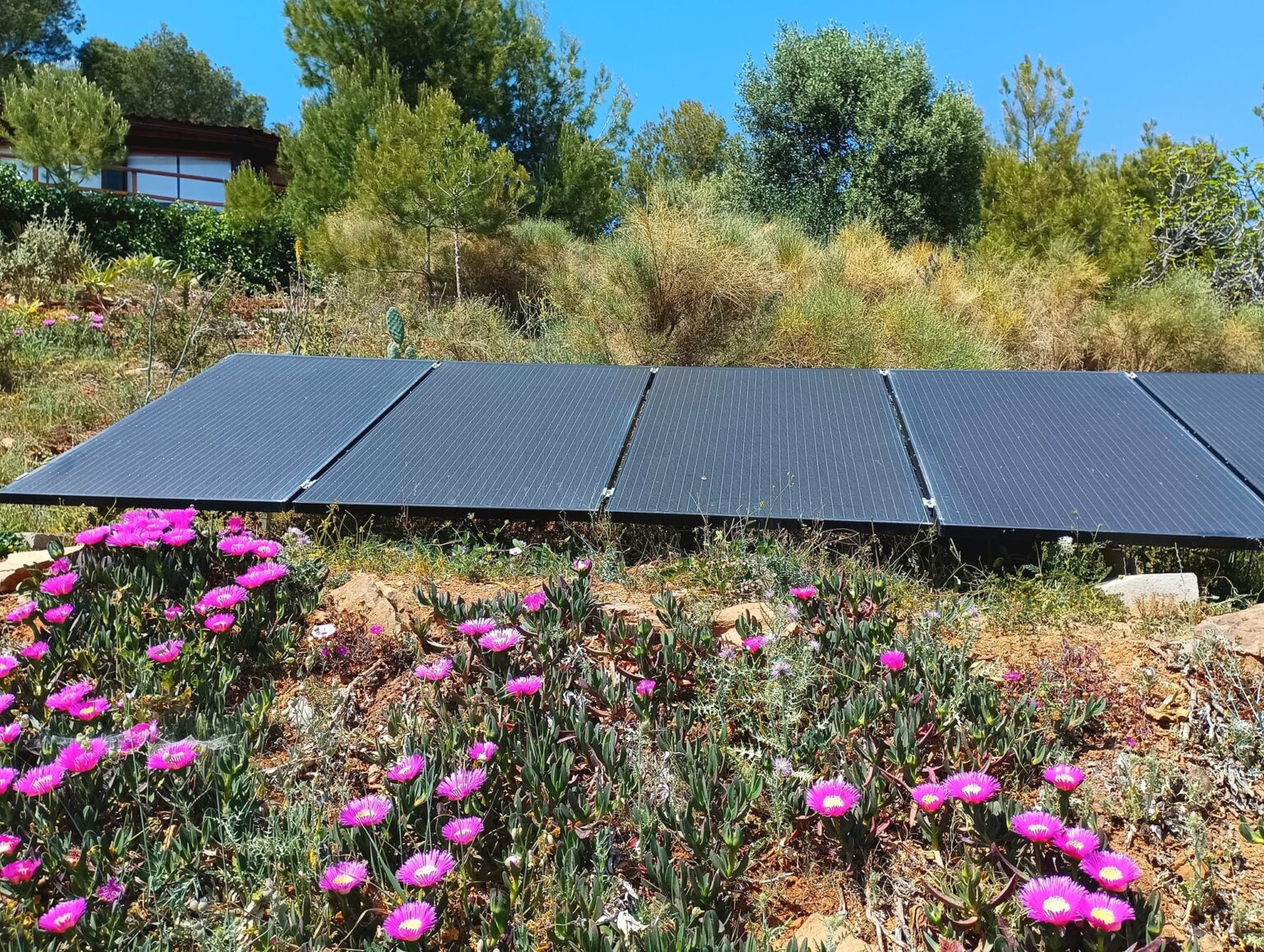 Instalación de paneles solares para ahorro de energía en un chalet en Motril.