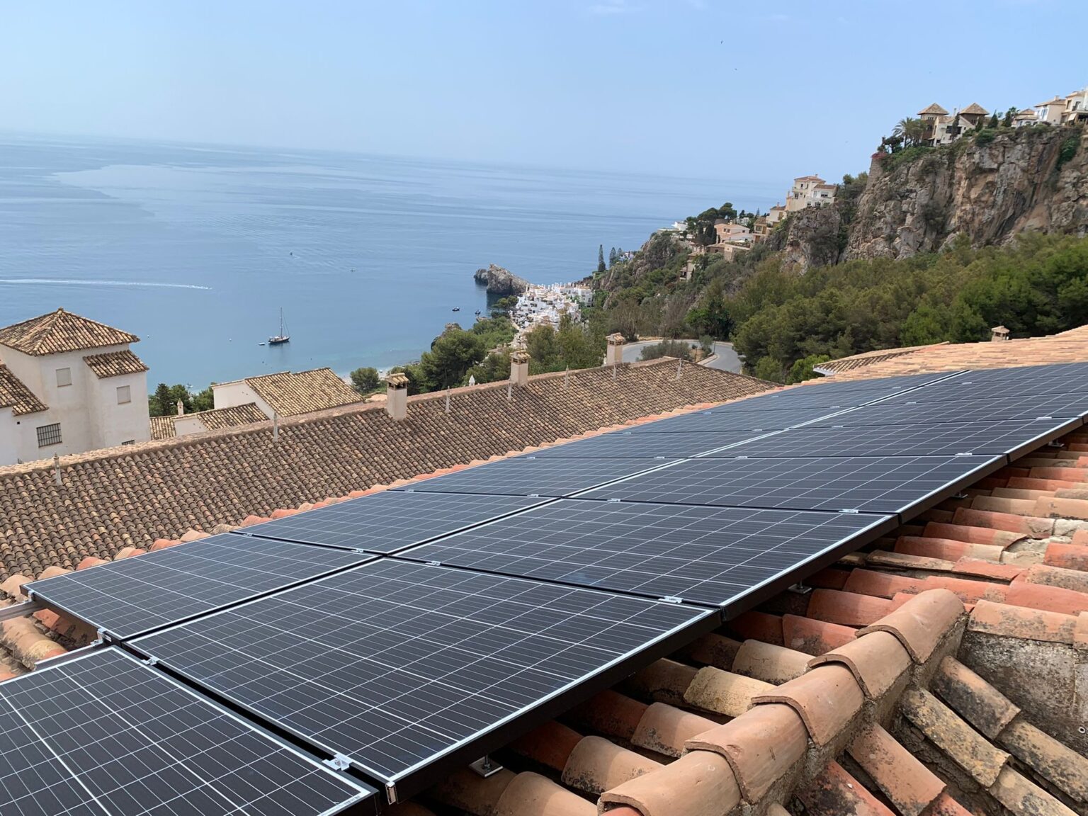 Equipo de SOLARTEX instalando paneles solares en una vivienda de la Costa de Granada.